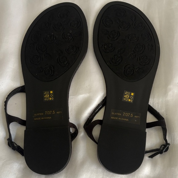 Chinese Laundry Black T-Strap Sandals size 7 1/2 medium - Picture 4 of 4